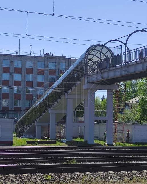 монолитный поликарбонат для пешеходного перехода над железной дорогой